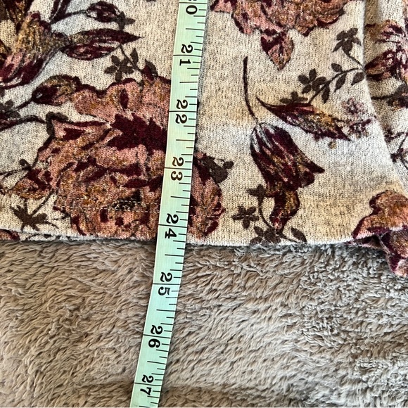 Signature Studios XL Crisscross V-neck 3/4 Sleeve Knit Top Gray Pink Roses - Picture 5 of 11